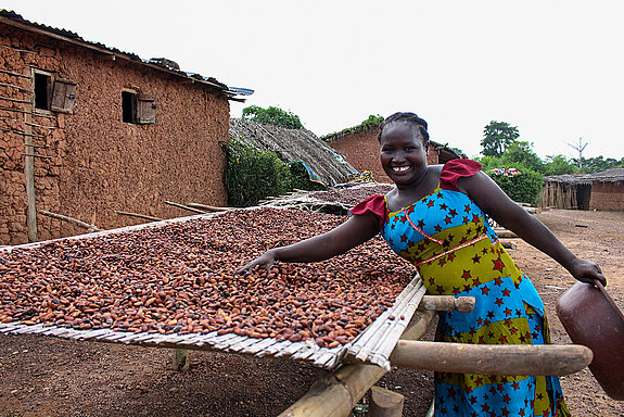 Afrikanerin mit fair produziertem Kakao.