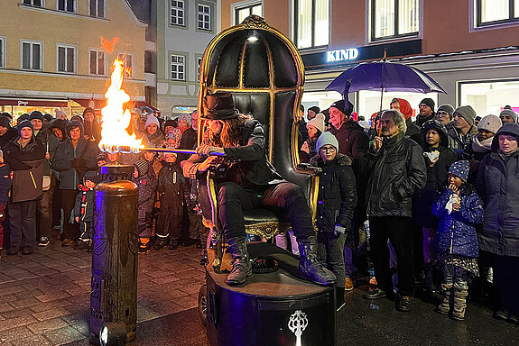 Spektakuläre Feuershow beim Eröffnungsfest der Oberen Altstadt im Dezember 2023. (Foto: ski)