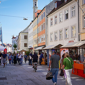 Straßenszene mit verschiedenen Dultständen