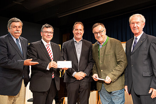 Dr. Frank-W. Strathmann, Regionalkurator des Bundesverbands Deutscher Stiftungen, überreicht eine Tafel mit der Aufschrift "Gemeinsam Gutes anstiften seit 2009" an Stiftungsvorstand Florian Herrmann, Vorstandsmitglied Karl-Heinz Wimmer, Stiftungsrat Richard Grimm und Peter Reisch, stellvertretender Vorstandsvorsitzender (von links). (Foto: Stadt Freising) 