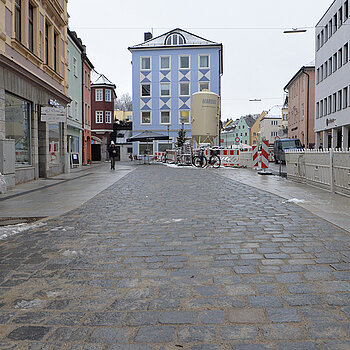 Der Abschnitt von der "Zinnernen Kanne" (blaues Haus im Hintergrund) Richtung Hirtlederergasse ist bereits fertiggestellt. Die kleinen, dunklen Pflastersteine markieren den hier abgedeckten Bachlauf. (Foto: Stadt Freising)