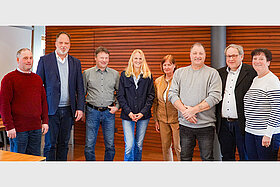 von links: Walter Mühlbauer, Oberbürgermeister Tobias Eschenbacher, Martin Ilmberger, Corinna Boussaid, Helga Schöffmann, Jürgen Hoffmann, Rüdiger Jürgens und Personalratsvorsitzende Monika Zauner