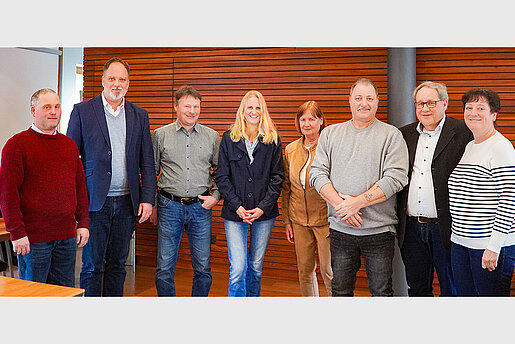 von links: Walter Mühlbauer, Oberbürgermeister Tobias Eschenbacher, Martin Ilmberger, Corinna Boussaid, Helga Schöffmann, Jürgen Hoffmann, Rüdiger Jürgens und Personalratsvorsitzende Monika Zauner