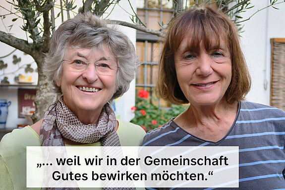 Helma Dietz und Irmi Koch vom Modern Studio feiern die Demokratie, weil sie in der Gemeinschaft Gutes bewirken möchten. Foto: privat zwei Damen, eine grauhaarige mit Schal und Brille, eine braunhaarige im gestreiften blauen Shirt sehten vor Bäumen und Fenstern mit Geranien.