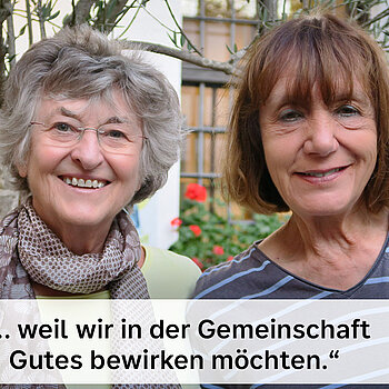 Helma Dietz und Irmi Koch vom Modern Studio feiern die Demokratie, weil sie in der Gemeinschaft Gutes bewirken möchten. Foto: privat zwei Damen, eine grauhaarige mit Schal und Brille, eine braunhaarige im gestreiften blauen Shirt sehten vor Bäumen und Fenstern mit Geranien.