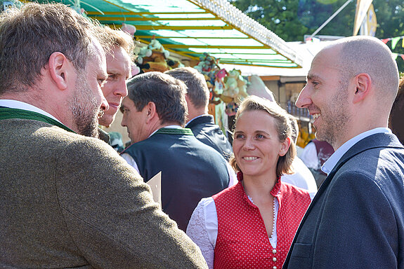 Oberbürgermeister Tobias Eschenbacher gibt Volksfest-Chefin Hanna Sammüller-Gradl und Matthias Nogly (Leiter des Finanzreferats, rechts) letzte Instruktionen vor dem Wettschießen... (Foto: Stadt Freising) 