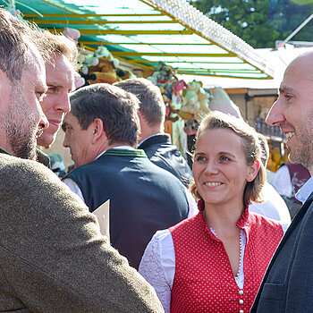 Oberbürgermeister Tobias Eschenbacher gibt Volksfest-Chefin Hanna Sammüller-Gradl und Matthias Nogly (Leiter des Finanzreferats, rechts) letzte Instruktionen vor dem Wettschießen... (Foto: Stadt Freising) 