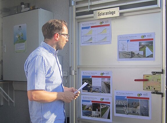 Best Practice Tour im Rahmen der Freisinger Umwelttage: Tobias Grießl von den Freisinger Stadtwerken erläutert die Solar-Lärmschutzwand.