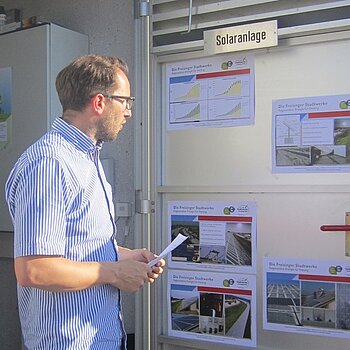 Best Practice Tour im Rahmen der Freisinger Umwelttage: Tobias Grießl von den Freisinger Stadtwerken erläutert die Solar-Lärmschutzwand.