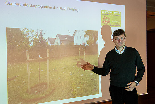 Heiko Huppenberger präsentiert ein Foto eines Gartenbesitzers, der seine Obstbäume bereits gepflanzt hat und sich mit dem Bild bei der Stadt für das Programm bedankte. (Foto: Stadt Freising)
