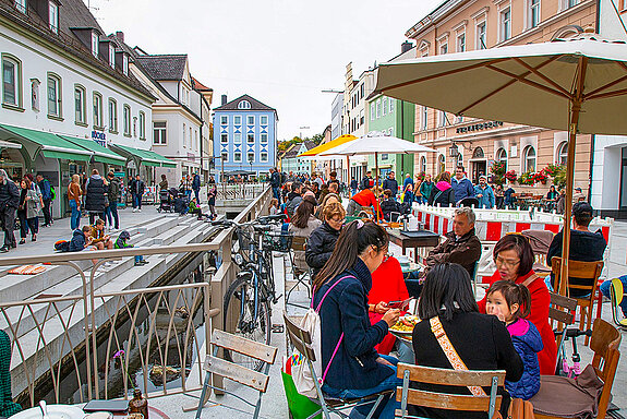 Buntes Leben rund um die geöffnete Moosach - für alle ein Gewinn. (Foto: PR-Agentur MASELL)