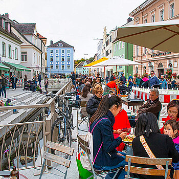 Buntes Leben rund um die geöffnete Moosach - für alle ein Gewinn. (Foto: PR-Agentur MASELL)