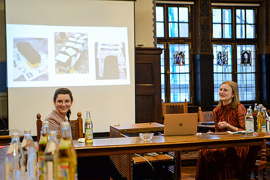 Philomena Böhme (rechts) blickte anhand vieler Bilder auf erfolgreiche Initiativen und zahlreiche Treffen des Jugendstadtrats, der Theresa Seiderer (links) 2021 zu seiner Sprecherin gewählt hat. (Foto: Stadt Freising)