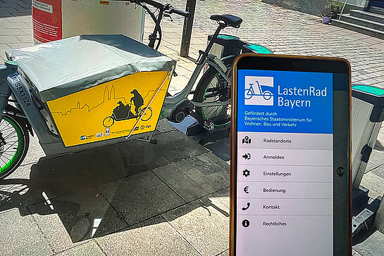Buchung und Abrechnung per App: Die städtischen E-Lastenräder können Interessierte unkompliziert mieten. (Foto/Collage: Stadt Freising)