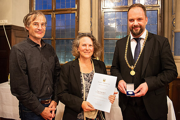 OB Tobias Eschenbacher zeichnet Inge Steidl aus. (Foto: Stadt Freising)