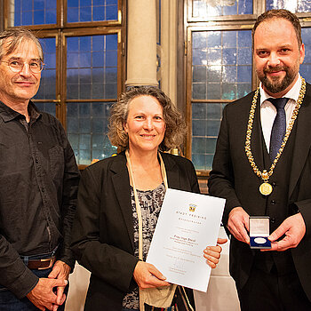 OB Tobias Eschenbacher zeichnet Inge Steidl aus. (Foto: Stadt Freising)