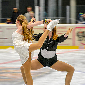 Hier präsentieren sich anmutige Eistänzerinnen. Die Eisfläche wird mittwochnachmittags geteilt und steht jeweils zur Hälfte dem Eiskunstlaufverein bzw. Eislaufanfänger*innen zur Verfügung, die ihre ersten Kurven beim reduzierten Flächenangebot mit etwas mehr Ruhe und hoffentlich großer Freude drehen können. (Foto: Stadt Freising)