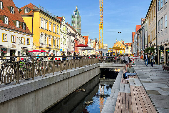 Die offene Moosach sorgt für mehr Aufenthaltsqualität und sorgt zudem für Abkühlung in der Altstadt. (Foto: Stadt Freising)