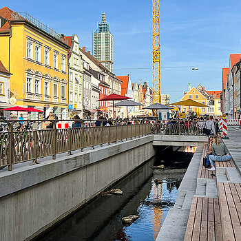 Die offene Moosach sorgt für mehr Aufenthaltsqualität und sorgt zudem für Abkühlung in der Altstadt. (Foto: Stadt Freising)