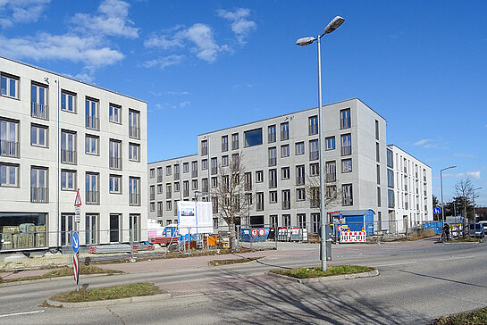 Blick von der Katharina-Mair-Straße auf die im Bau befindliche Wohnanlage. (Foto: Stadt Freising)