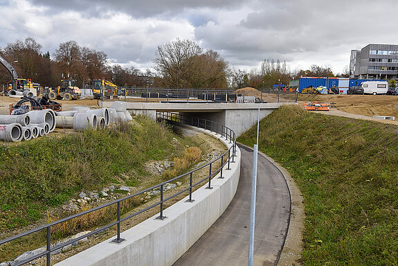 links im Hintergrund die Bauarbeiten für den Kreisverkehr. (Foto: Stadt Freising)