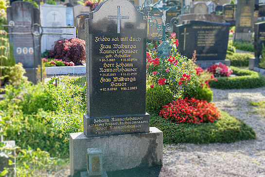 Familiengrab Rannertshauser am Friedhof St. Georg. Das zuletzt verwilderte Grab hat Fritz Schulte herrichten lassen. (Foto: Stadt Freising)