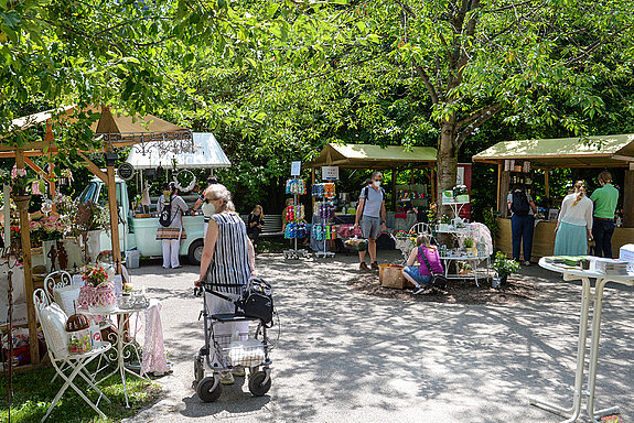 Rosentag 2021 in Freising: Auf der Roseninsel waren zahlreiche Marktstände aufgebaut. (Foto: Stadt Freising)