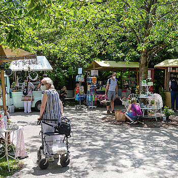 Rosentag 2021 in Freising: Auf der Roseninsel waren zahlreiche Marktstände aufgebaut. (Foto: Stadt Freising)