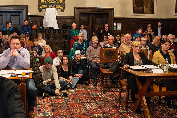 Großes Publikumsinteresse: Sogar auf dem Teppich sitzend verfolgten einige Zuhörer*innen im großen Rathaussaal die Sitzung. (Foto: Stadt Freising) 
