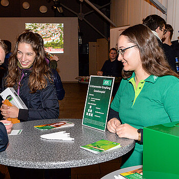 Daumen drücken fürs Gewinnspiel der AOK. (Foto: Stadt Freising)