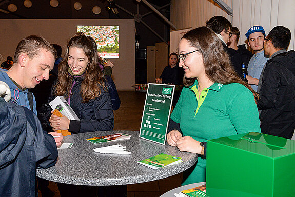 Daumen drücken fürs Gewinnspiel der AOK. (Foto: Stadt Freising)