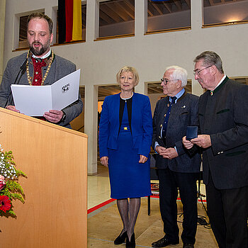 OB Eschenbacher verliest die Urkunde zur Verleihung der Partnerschaftsmedaille in Bronze an Mirjam Jan-Blažič, daneben Dieter Thalhammer und Hubert Hierl (v.l.) Foto: Stadt Freising