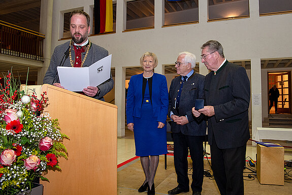 OB Eschenbacher verliest die Urkunde zur Verleihung der Partnerschaftsmedaille in Bronze an Mirjam Jan-Blažič, daneben Dieter Thalhammer und Hubert Hierl (v.l.) Foto: Stadt Freising