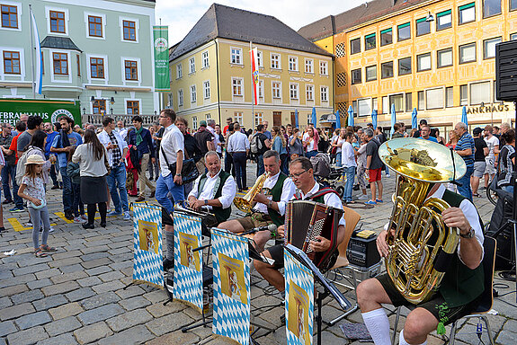 Beste Stimmung bei der Festbierprobe 2019 auf dem Marienplatz Freising. (Foto: Stadt Freising)