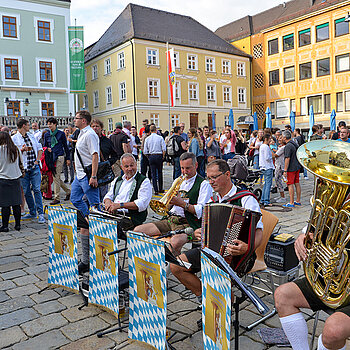 Beste Stimmung bei der Festbierprobe 2019 auf dem Marienplatz Freising. (Foto: Stadt Freising)