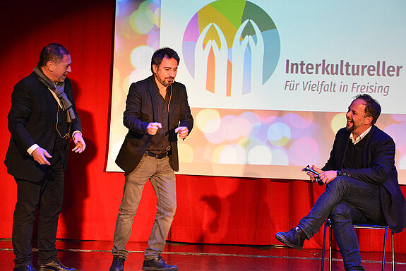 Auf dem Bild sind Yusuf Demirkol und Ercan Öksüz von Impro a la Turka mit OB Eschenbacher zu sehen.