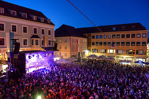 Was für ein Abend, was für eine Nacht: Das Altstadtfest-Open-Air mitten in Freising war 2023 wieder ein großes, unbeschwertes Fest. (Foto: Sabina Kirchmaier) 