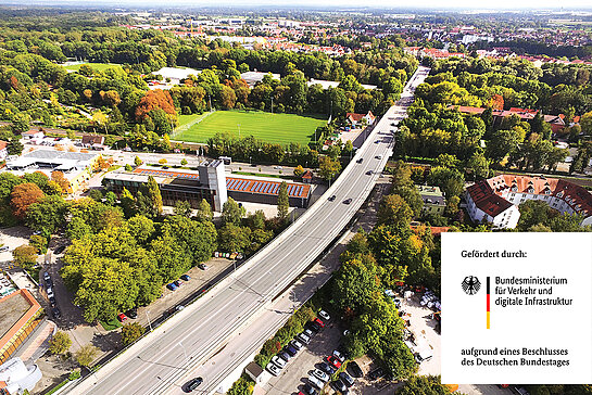 Mit den Brückenverbreiterungen auf der Isarstraße im Bereich der Hochtrasse und Luitpoldbrücke wird für mehr Sicherheit für den Radverkehr gesorgt. (Drohnenbild: Wadle Bau)