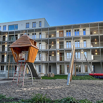 Die Mehrgenerationenwohnungen an der Katharina-Mair-Straße bieten Innenhöfe mit Spiel- und Rasenflächen sowie Platz zum Garteln. (Foto: Stadt Freising) 