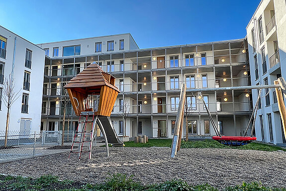 Die Mehrgenerationenwohnungen an der Katharina-Mair-Straße bieten Innenhöfe mit Spiel- und Rasenflächen sowie Platz zum Garteln. (Foto: Stadt Freising) 