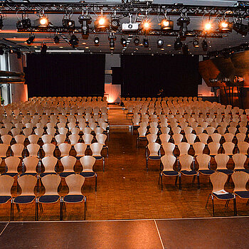 Große Reihenbestuhlung in der Luitpoldhalle - Blick von der Bühne. (Foto: Stadt Freising)