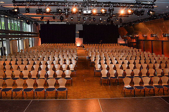 Große Reihenbestuhlung in der Luitpoldhalle - Blick von der Bühne. (Foto: Stadt Freising)