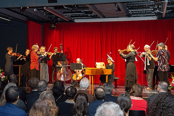 Die Streicher*Innen des Freisinger Symphonieorchesters intonieren eine Ouvertüre von Friedrich Händel. (Foto: Stadt Freising)