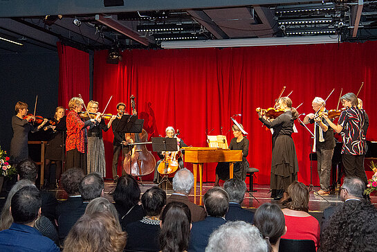 Die Streicher*Innen des Freisinger Symphonieorchesters intonieren eine Ouvertüre von Friedrich Händel. (Foto: Stadt Freising)