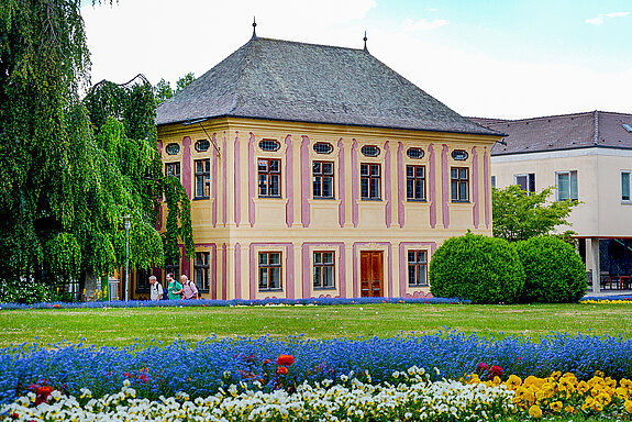 Im parkähnlichen Weihenstephaner Hofgarten steht das „Salettl“, das einstige barocke Sommercasino der Äbte. (Foto: Sabina Kirchmaier)