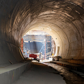 Westtangente Freising: im bergmännischen Tunnel mit Blick auf das Schachtbauwerk.