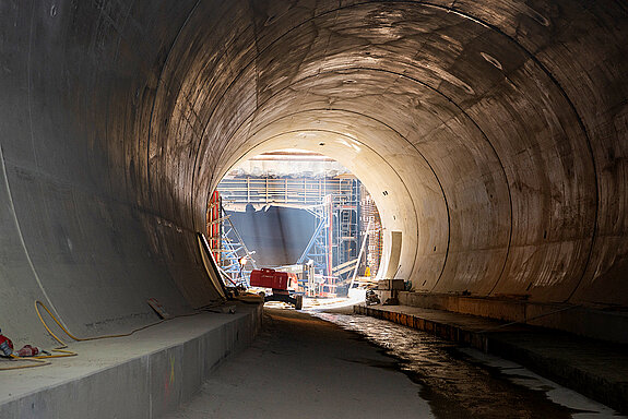 Westtangente Freising: im bergmännischen Tunnel mit Blick auf das Schachtbauwerk.