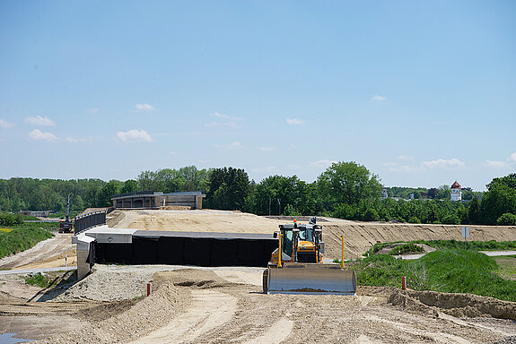 Westtangente Freising: Bahnbrücke mit Blick nach Süden auf die Gleise.