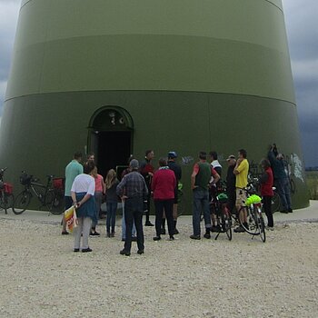 Radtour nach Kammerberg: Der ADFC Freising und die Bürger Energie Genossenschaft Freisinger Land erläutern im Rahmen der Freisinger Umwelttage Interessierten das Bürger-Windrad.