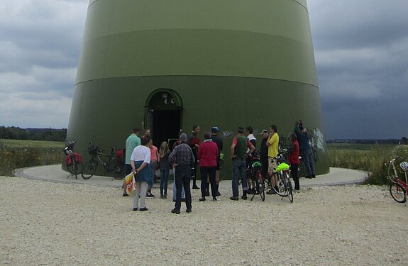 Radtour nach Kammerberg: Der ADFC Freising und die Bürger Energie Genossenschaft Freisinger Land erläutern im Rahmen der Freisinger Umwelttage Interessierten das Bürger-Windrad.